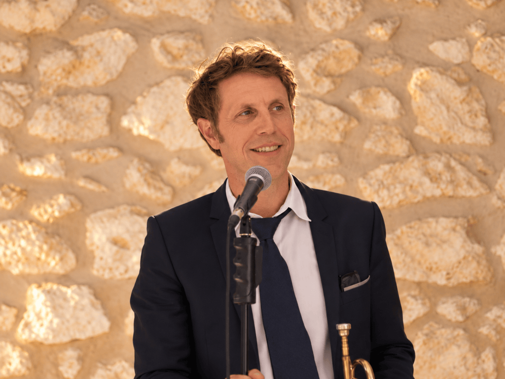 Alfredo Buendía en prestation solo de crooner jazz avec trompette